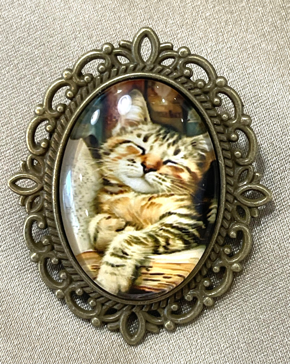 NWOT Brown Tabby Cat Brooch Glass Multicolor Cabochon Bronze Filigree Cameo